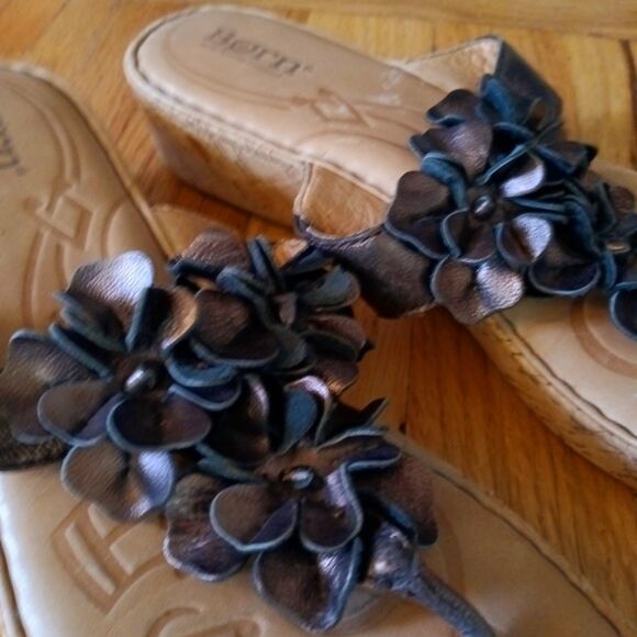 BORN Metallic Rose Leather Flower Thong Sandals Women's sz 9 flip flop - Picture 3 of 8